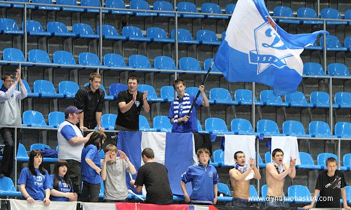 Во второй половине матча Дмитрий Хвостов посетил фан-сектор московского "Динамо" (фото - Анна Астахова, dynamobasket.com)