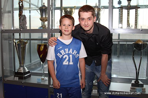 Дмитрий Хвостов с юным динамовцем (фото - Анна Астахова, dynamobasket.com)