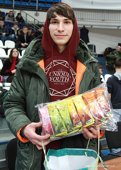 Победитель розыгрыша призов от МБК "Динамо-Москва" и компании "AVAR" (фото - Анна Астахова, dynamobasket.com)