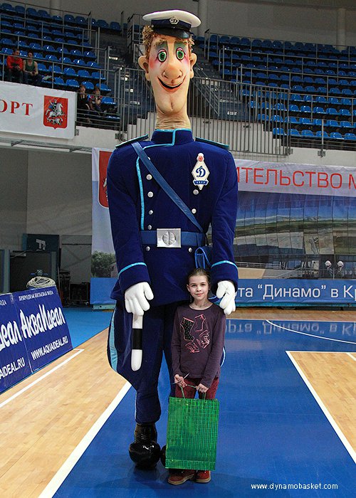 Победительница розыгрыша призов от МБК "Динамо-Москва" и компании "AVAR" с талисманом команды Дядей Стёпой  (фото - Анна Астахова, dynamobasket.com)