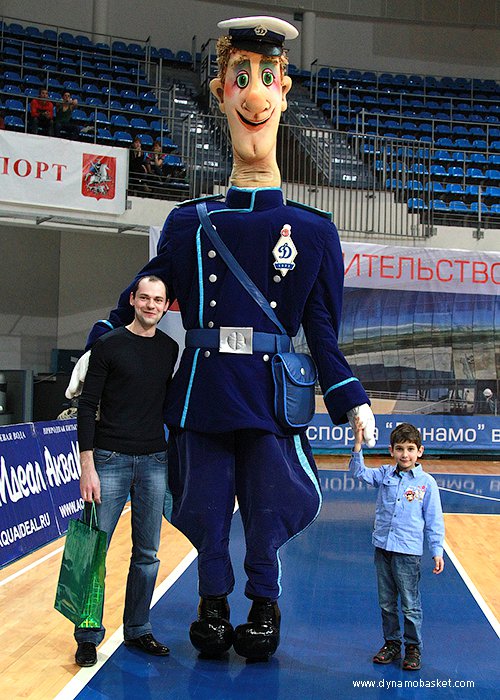 Победитель розыгрыша призов от МБК "Динамо-Москва" и компании "AVAR" с талисманом команды Дядей Стёпой (фото - Анна Астахова, dynamobasket.com)