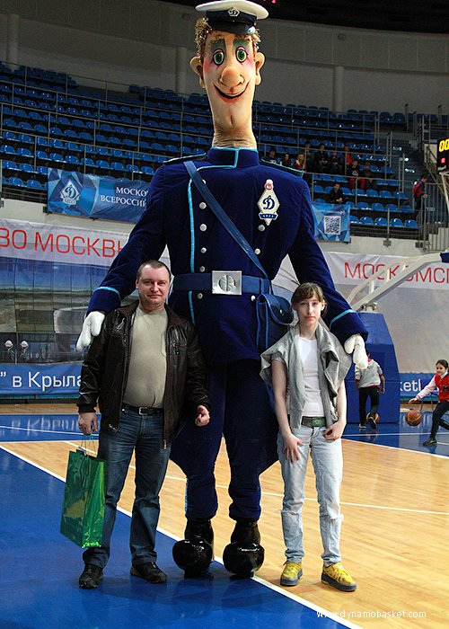 Победитель розыгрыша призов от МБК "Динамо-Москва" и компании "AVAR" с талисманом команды Дядей Стёпой  (фото - Анна Астахова, dynamobasket.com)