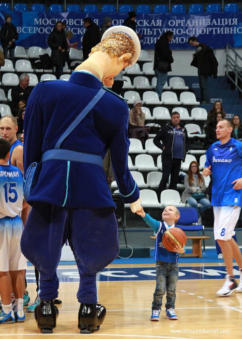 Талисман московского "Динамо" Дядя Степа и Тёма Федюшин (фото - Анна Астахова, dynamobasket.com)