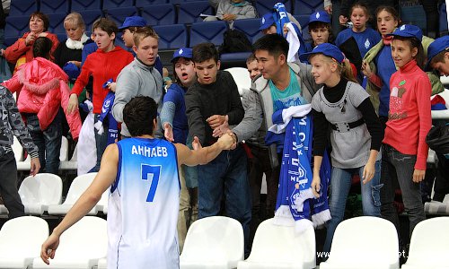 Сердар Аннаев приветствует болельщиков (фото - Анна Астахова, dynamobasket.com)