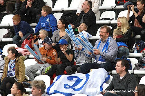 Болельщики московского "Динамо" (фото - Анна Астахова, dynamobasket.com)