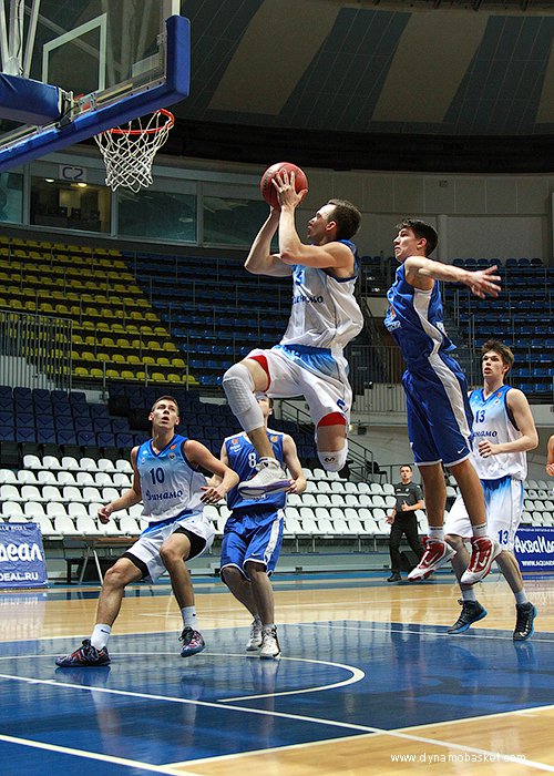Тарас Клюндиков (в центре), Кирилл Писклов и Родион Ардисламов (фото - Анна Астахова, dynamobasket.com)